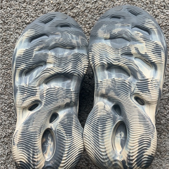 ADIDAS YEEZY FOAM RNNR MXT MOON GRAY - Picture 2 of 5